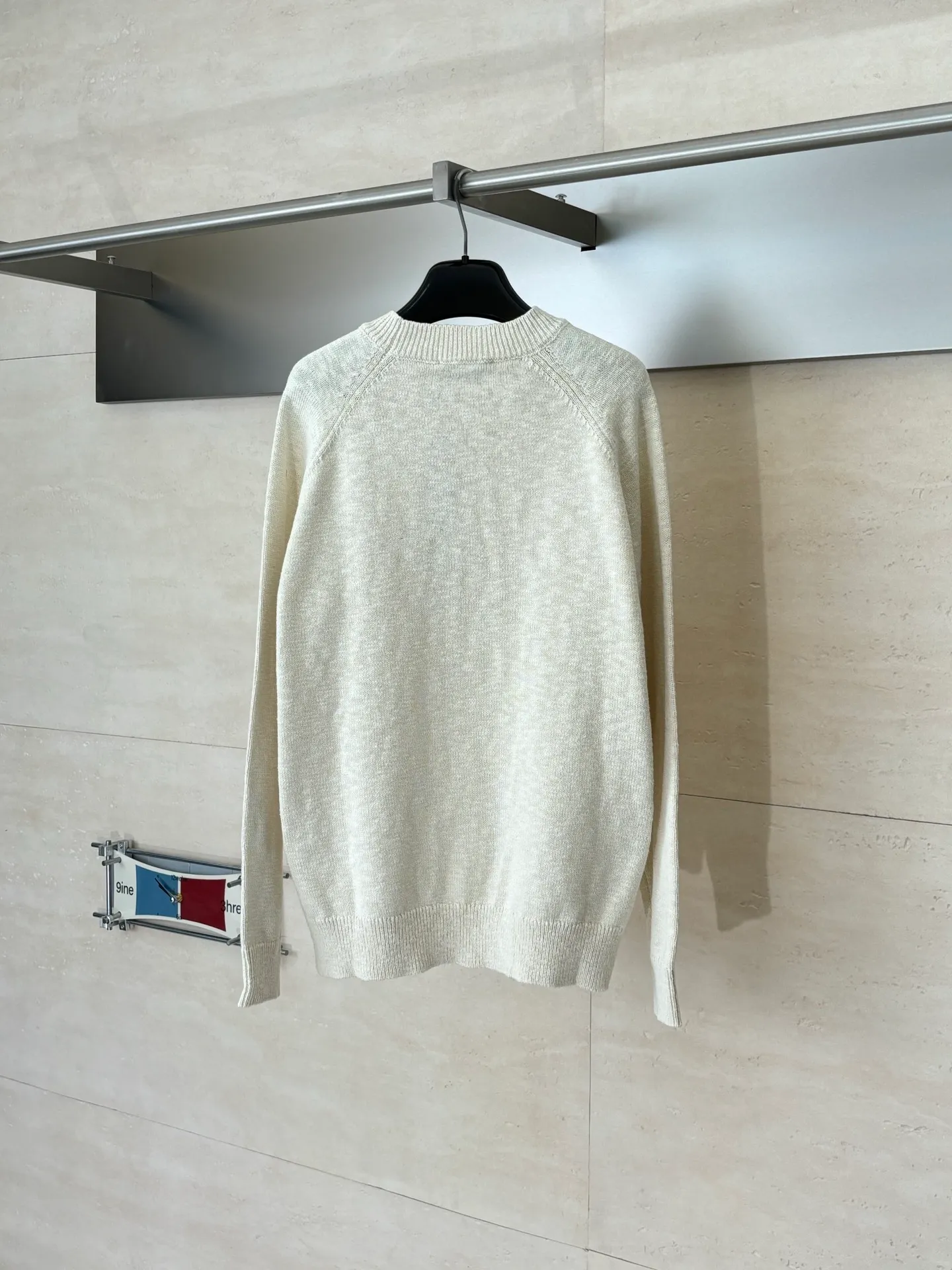 P460 STONE ISLAN*/Stone Island FW25 Holiday Limited Threaded logo embroidered pullover knitted sweater. The fabric is made of imported ultra-fine merino wool yarn, which has been combed to remove impurities and anti-pilling. The plain base is woven with a 14-needle circular machine. The yarn is first dyed and then woven to make the navy blue color rich and not easy to fade. The body is designed with a raglan sleeve structure, the shoulder panels are laser positioned and cut, and the splicing joints are seamlessly connected using embedded clip technology, giving you a non-restrained feeling when worn. The brand logo and star pattern on the chest adopt a combination of hand-applied embroidery + flat embroidery, using high-elastic polyester-cotton thread. The stitch density is controlled at 8 stitches per centimeter. The outline of the pattern is clear and three-dimensional, and it is wear-resistant and does not fall off. The neckline is designed with a ribbed round neck. The rib tissue is pre-shrunk and shaped by high temperature. It has excellent resilience and is not easy to loosen. The cuffs and hem are also ribbed with the same material, and are reinforced with the body through overlock sewing technology. The overall tailoring follows ergonomics, and each process undergoes quality control testing. From yarn weaving to finished product sewing, the precision of details is controlled throughout the process to create knitted items with both functionality and design. The overall wiring is straight and delicate, the fabric is comfortable and soft, and the color is consistent without color difference. Size: S/M/L/XL